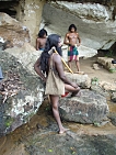 Veda - pralesní indiáni u své jeskyně